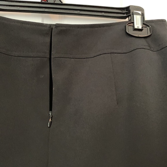 GLORIA Vanderbilt skirt with zipper and slit in back. - Picture 6 of 10